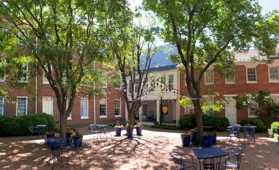 Carrollton Inn Courtyard